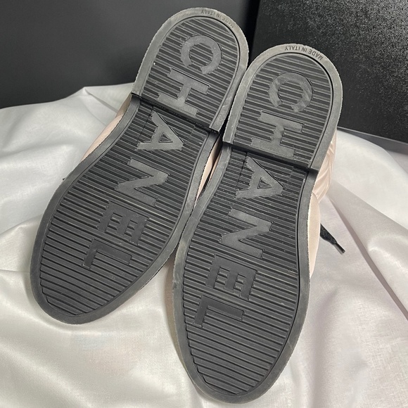 Chanel Rosey Ivory and Black Puffy Boots with Gold Embroidered Coco Neige badges - Picture 6 of 8